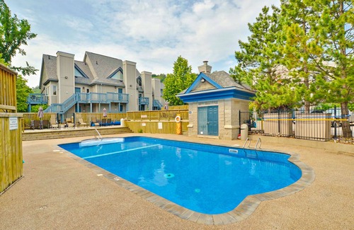 Craigleith House | Renovated condo steps from the chair lift w/shared pool, tennis