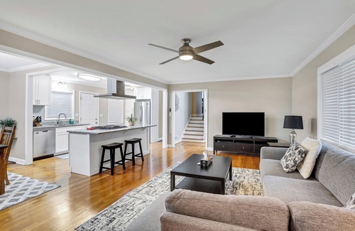 Decatur House | Renovated, Comtemporary Safe Quiet Minute to I-285, Close to Atlanta
