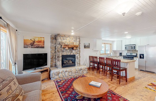 Yosemite National Park House | Renovated condo on the Yosemite boundary with central AC & EV charger