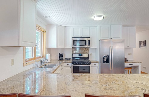 Yosemite National Park House | Renovated condo on the Yosemite boundary with central AC & EV charger