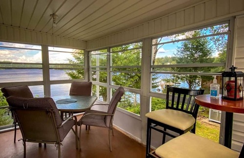 Mont-Saint-Michel Ski Chalet | Renovated Cottage On Lake / Hot Tub / Canoe / WiFi