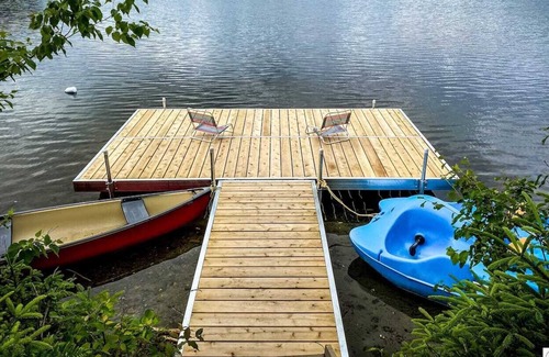 Mont-Saint-Michel Ski Chalet | Renovated Cottage On Lake / Hot Tub / Canoe / WiFi