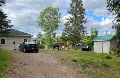 Mont-Saint-Michel Ski Chalet | Renovated Cottage On Lake / Hot Tub / Canoe / WiFi