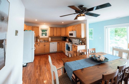 Catchacoma Cottage | Renovated Cottage in the Kawarthas with Hot Tub & Pet Friendly
