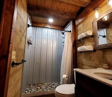 Tippecanoe House | Renovated Cottage with Spa Surrounded by Beautiful Hiking Trails in Ohio