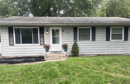 Lansing House | Renovated Cozy home! 15 mins to Sparrow & MSU! Washer/dryer. Pet friendly.