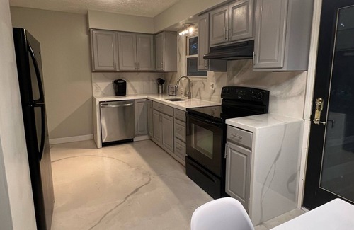Lansing House | Renovated Cozy home! 15 mins to Sparrow & MSU! Washer/dryer. Pet friendly.
