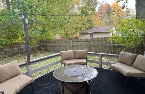 Lansing House | Renovated Cozy home! 15 mins to Sparrow & MSU! Washer/dryer. Pet friendly.