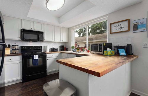 Grandview House | Renovated Cozy TownHome Mins from KC Attractions