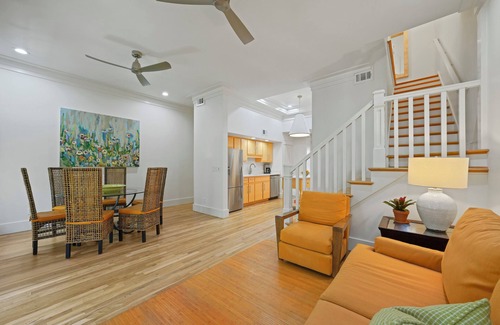 Seaside Condo | Renovated Designer Townhome in Seaside, FL on Ruskin Park + 2 Adult Bikes!