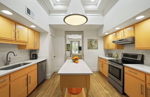 Seaside Condo | Renovated Designer Townhome in Seaside, FL on Ruskin Park + 2 Adult Bikes!