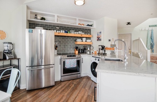 Manistee Condo | Renovated Dog-Friendly Waterfront Condo