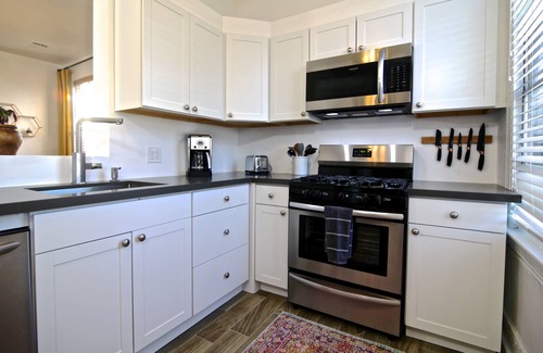 East Downtown Houston Apartment | Renovated EaDo Flat, walk to GRB, bars, stadium-above restaurant & bar adjacent