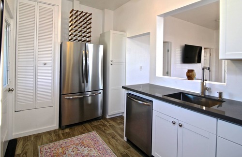 East Downtown Houston Apartment | Renovated EaDo Flat, walk to GRB, bars, stadium-above restaurant & bar adjacent