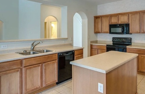 Taylors House | Renovated Family Home W/ Patio. 10 minutes from Downtown. Pet friendly!