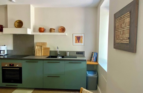 Cairanne House | Renovated farmhouse on a wine-growing estate, Ventoux view, near Avignon