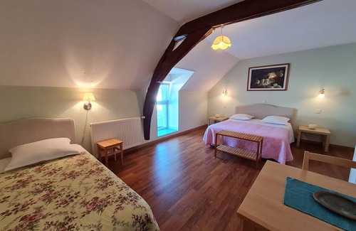 Cravant Bed & Breakfast | Renovated farmhouse retreat - 4 rooms with breakfast