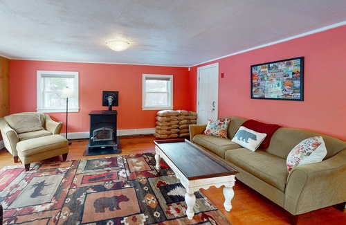 Mount Holly House | Renovated farmhouse near Okemo with fast WiFi, private hot tub & W/D