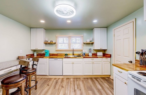 Garden City House | Renovated farmhouse with private pond, streaming, full kitchen, central AC, WiFi