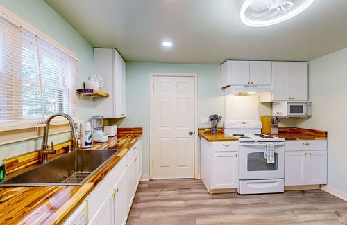 Garden City House | Renovated farmhouse with private pond, streaming, full kitchen, central AC, WiFi