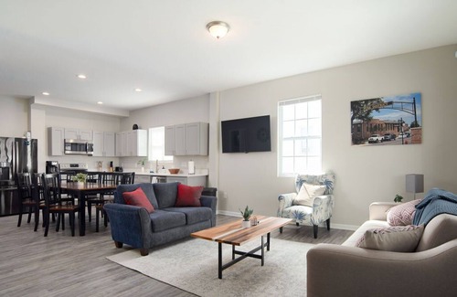 Gastonia House | Renovated Fuse Entertainment District DT 4 BR/3BA