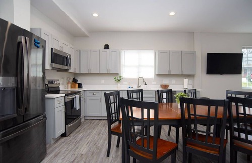 Gastonia House | Renovated Fuse Entertainment District DT 4 BR/3BA