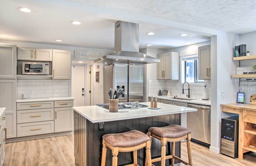 Hauser House | Renovated Hauser Lake Retreat: Walk to Beach!