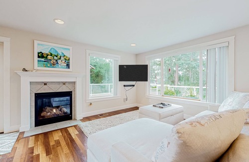 Clinton House | Renovated home in a forest glen with fantastic deck & fireplace - walk to beach