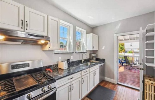 Woodridge House | Renovated home, quiet area. Sleeps 6. EZ parking.nn