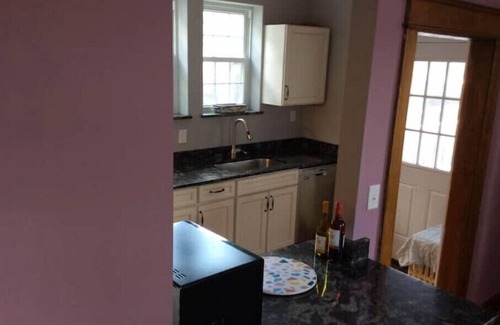 Woodridge House | Renovated home, quiet area. Sleeps 6. EZ parking.nn