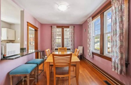 Woodridge House | Renovated home, quiet area. Sleeps 6. EZ parking.nn