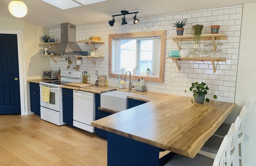 Blairmore Cottage | Renovated Home w/deck and private yard, 5 mins from Skihill, Pool, Biking Trails