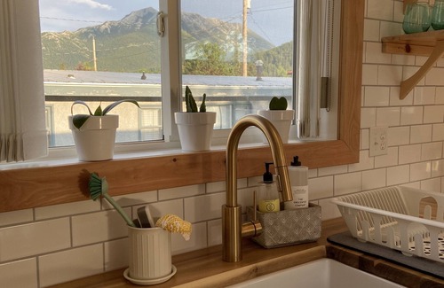 Blairmore Cottage | Renovated Home w/deck and private yard, 5 mins from Skihill, Pool, Biking Trails