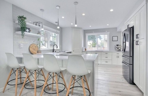 Paine Field-Lake Stickney House | Renovated Home w/King Bed & office space