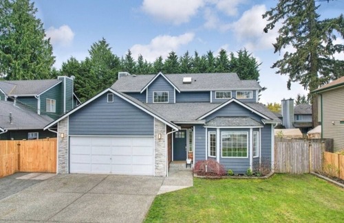 Paine Field-Lake Stickney House | Renovated Home w/King Bed & office space