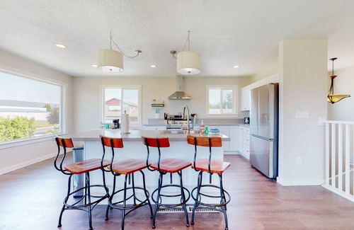 The Dalles House | Renovated home with panoramic river view, patio & AC