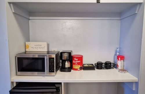 Cougar Creek Apartment | 💎Renovated "Hotel Room" w Mountain View & Free Parking