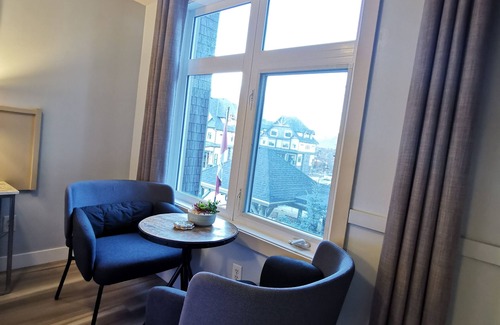 Cougar Creek Apartment | 💎Renovated "Hotel Room" w Mountain View & Free Parking