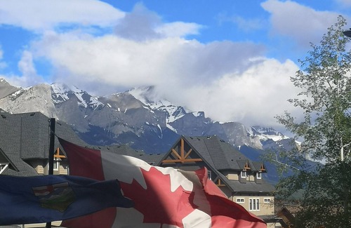 Cougar Creek Apartment | 💎Renovated "Hotel Room" w Mountain View & Free Parking
