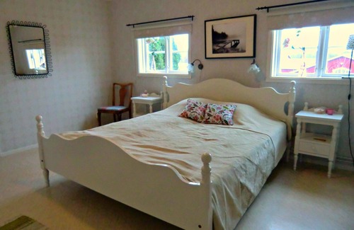 Holsbybrunn Cottage | Renovated house, Sauna, pond, lake, boat, fishing, WiFi
