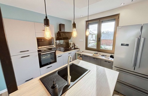 Granville House | Renovated house with garden, garage, parking and free WiFi