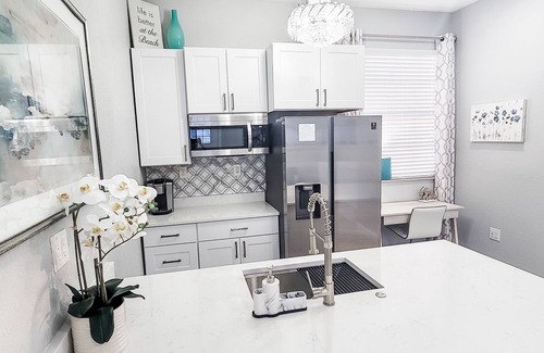 Hyde Park Apartment | RENOVATED Hyde Park Carriage House