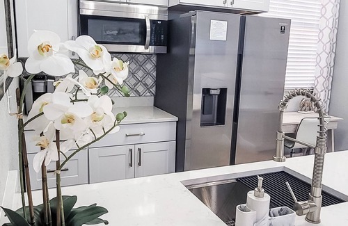 Hyde Park Apartment | RENOVATED Hyde Park Carriage House
