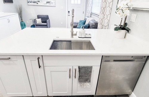 Hyde Park Apartment | RENOVATED Hyde Park Carriage House