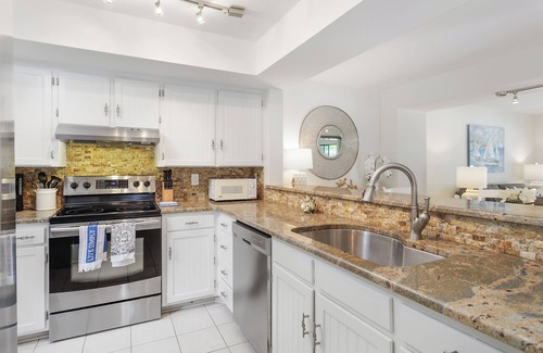 North Shore House | Renovated in 2024 3 Levels Lakefront Townhouse in the heart of SML.