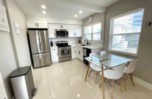 East Fort Lauderdale House | Renovated Intercoastal 2Bdrm 1 bath condo Walk to Beach