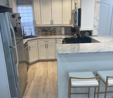 Queens Apartment | Renovated Jacuzzi Tub Home NYC-LGA-JFK Washer-Dryer