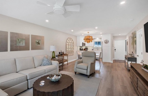Saint Armands Key Condo | Renovated Kingston Arms 2brm Ground floor Walk to beach