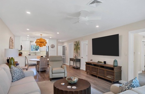 Saint Armands Key Condo | Renovated Kingston Arms 2brm Ground floor Walk to beach