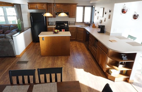 Town of Aurelius House | Renovated Lake Cottage: Wineries, Wildlife and Relaxation - Eagles Nest